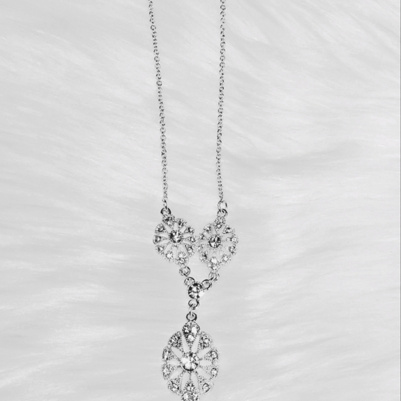 Avon's Stunning Heirloom Necklace - Picture 1 of 3
